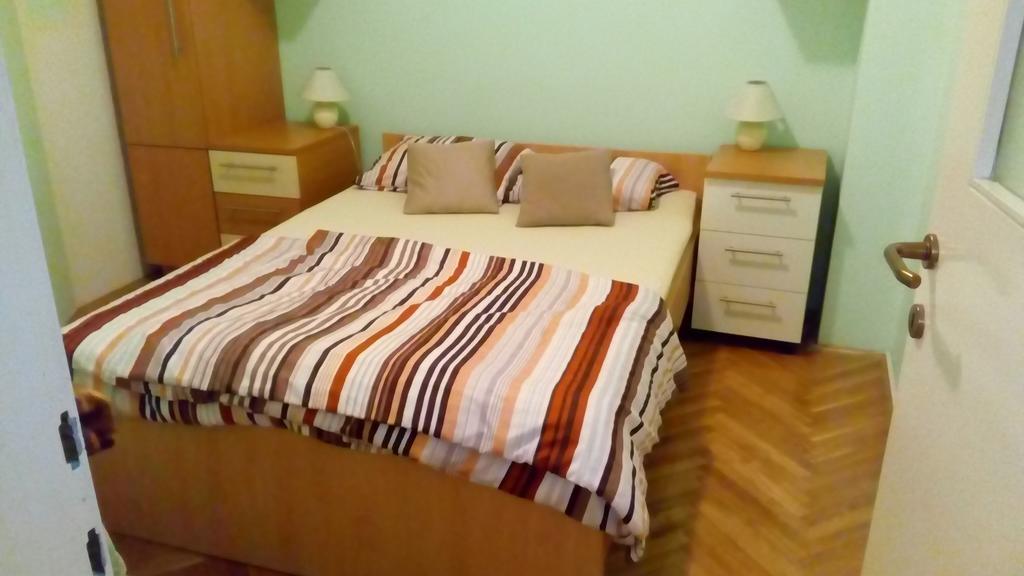 Apartment Viktor,Parking Osijek Exteriör bild